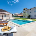 With Private Pool * Póla