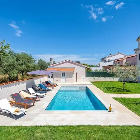 With Private Pool بولا