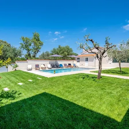With Private Pool Daire Pula